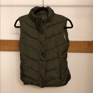 Women’s olive Gap puffer vest